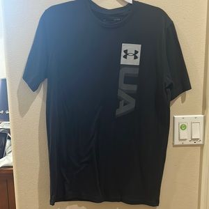 Under armour men’s medium black shirt